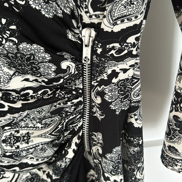 Wallis stunning stretchy black and white ‘take you anywhere’ (literally) dress. - Picture 4 of 6